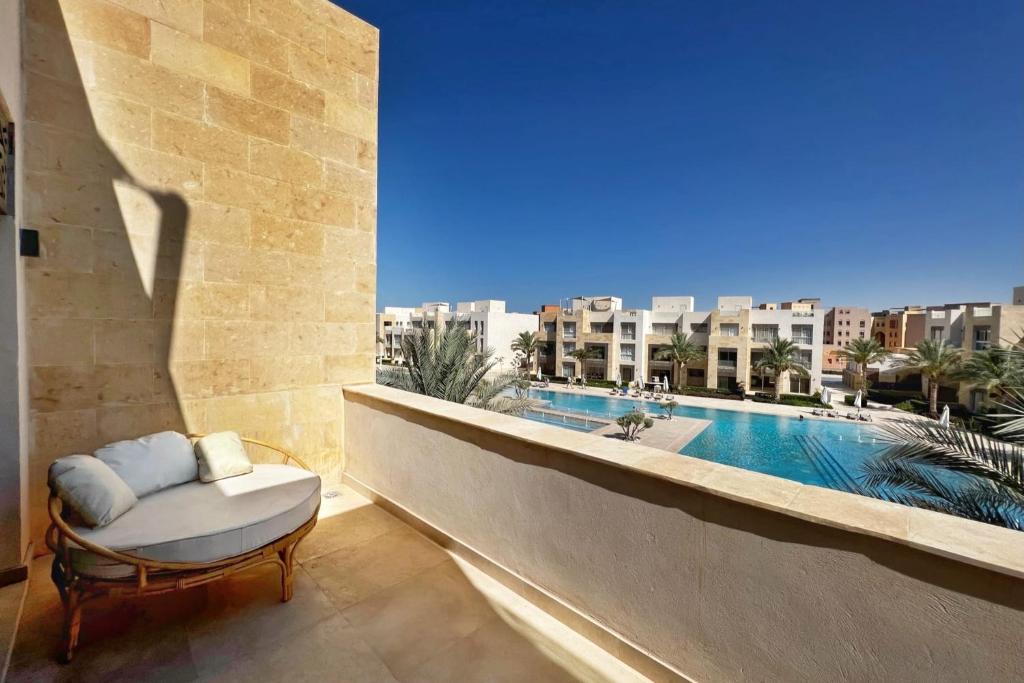 The swimming pool at or close to Spectacular & Soaring 2 BDR w Private Rooftop Jacuzzi & Beach Access