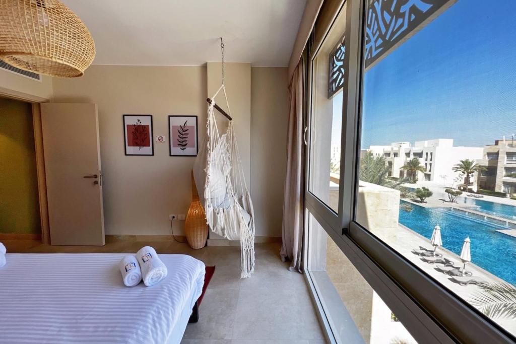A bed or beds in a room at Spectacular & Soaring 2 BDR w Private Rooftop Jacuzzi & Beach Access