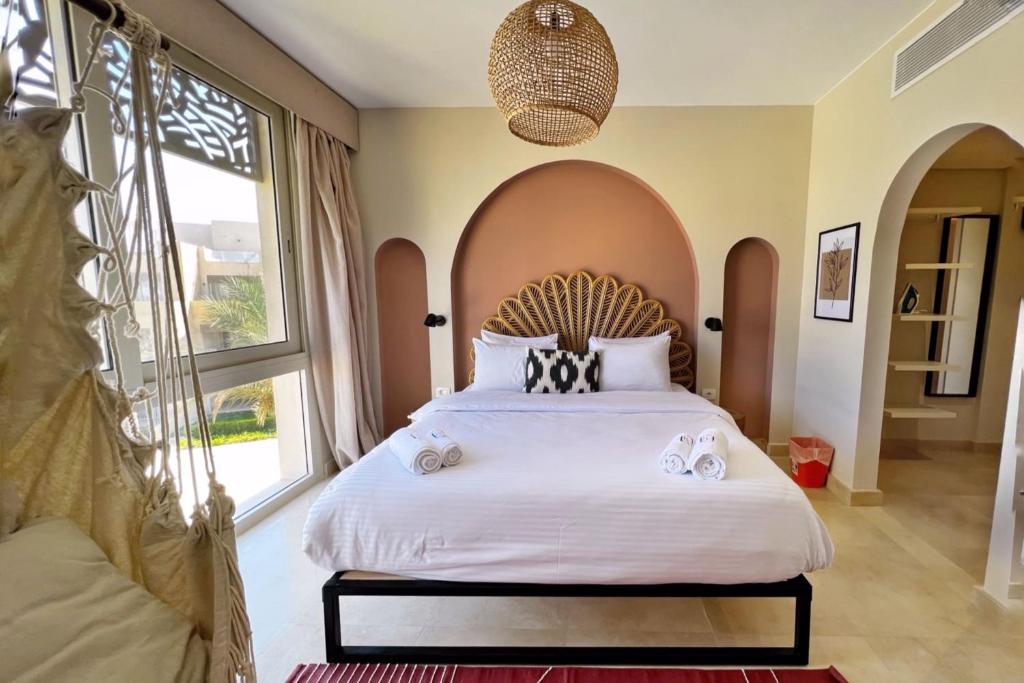 A bed or beds in a room at Spectacular & Soaring 2 BDR w Private Rooftop Jacuzzi & Beach Access