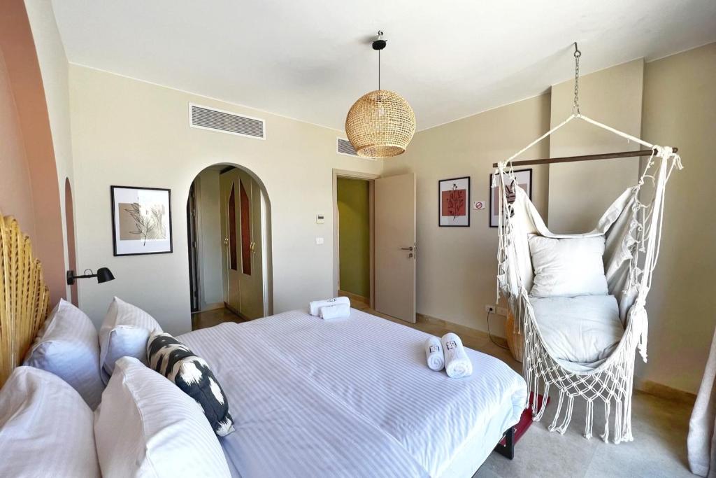 A bed or beds in a room at Spectacular & Soaring 2 BDR w Private Rooftop Jacuzzi & Beach Access