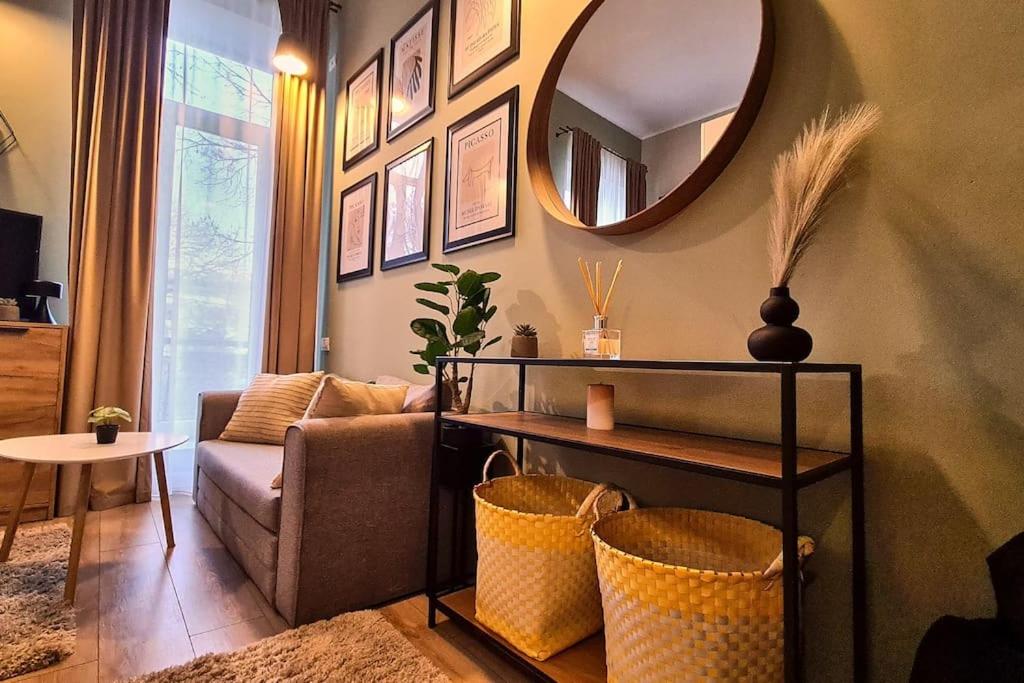 - un salon avec un canapé et un miroir dans l'établissement Downtown studio-loft, à Constanţa