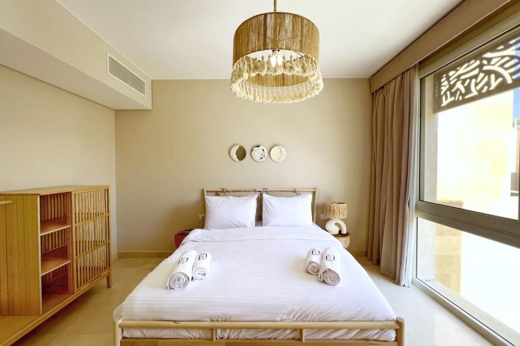 Postel nebo postele na pokoji v ubytování Dazzling 2 BDR w Rooftop Mangroovy Free Pool & Beach Access