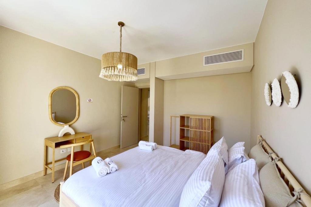 Postel nebo postele na pokoji v ubytování Dazzling 2 BDR w Rooftop Mangroovy Free Pool & Beach Access