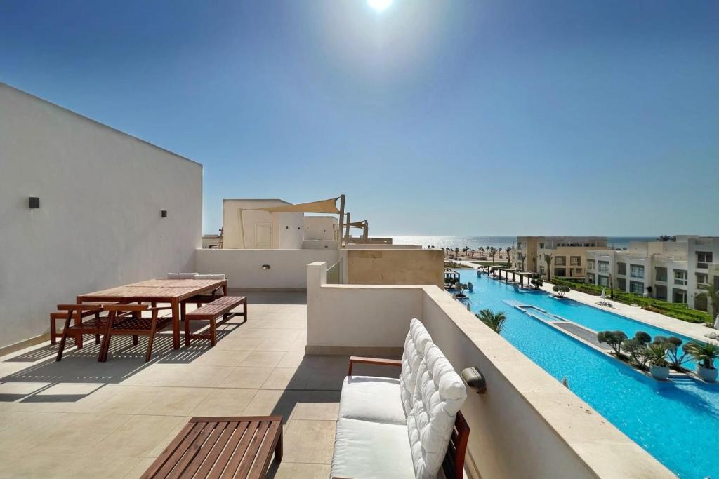 Bazén v ubytování Dazzling 2 BDR w Rooftop Mangroovy Free Pool & Beach Access nebo v jeho okolí