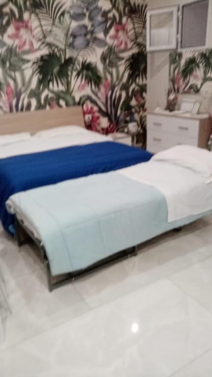 Łóżko lub łóżka w pokoju w obiekcie Nase e cane home Napoli