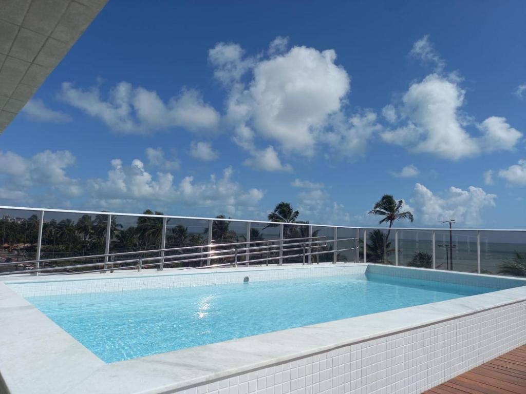 una piscina en la azotea de un edificio en PUERTO VENTURA Flat Beira Mar de Cabo Branco, en João Pessoa