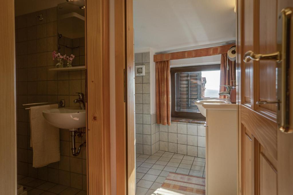 Koupelna v ubytování Apartmaji in sobe Marija Jera Štanjel