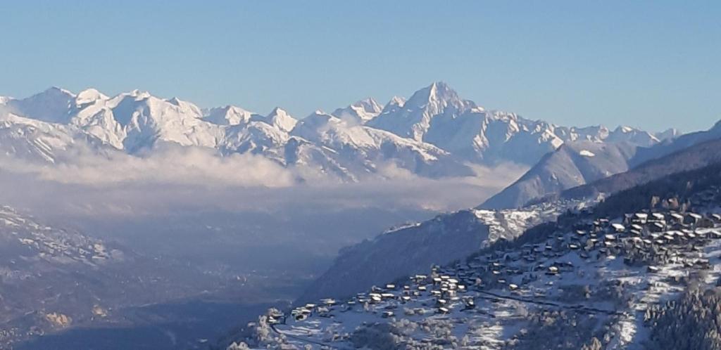 a view of a mountain range with snow covered mountains at Comme sur un nuage, appartement pour 4 personnes in Nendaz