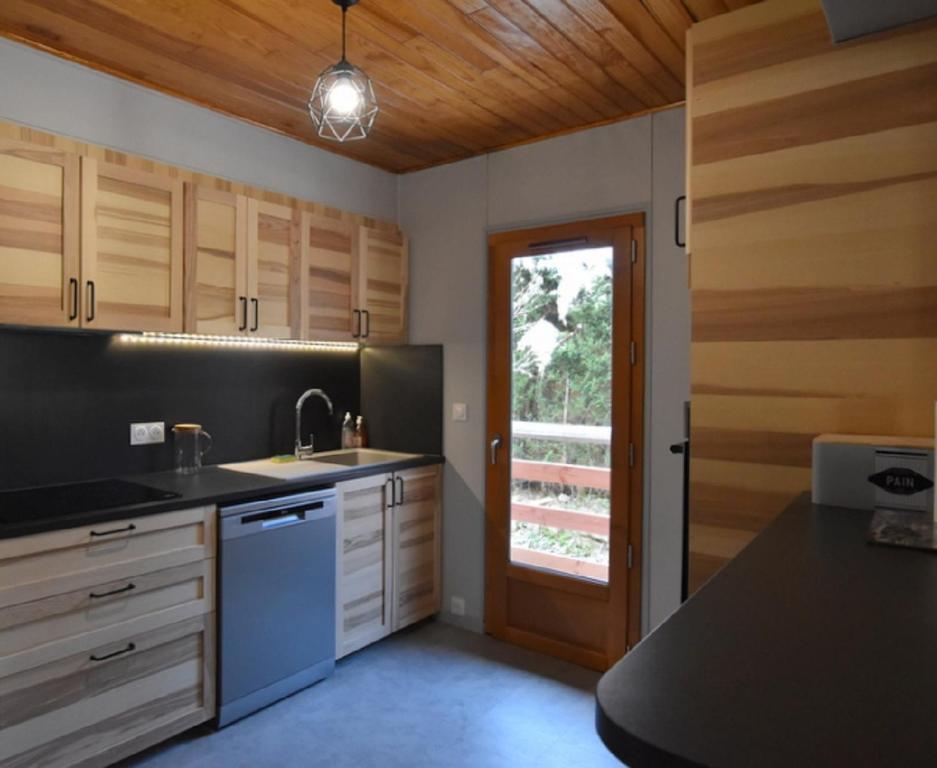 Kuchnia lub aneks kuchenny w obiekcie Chalet de montagne