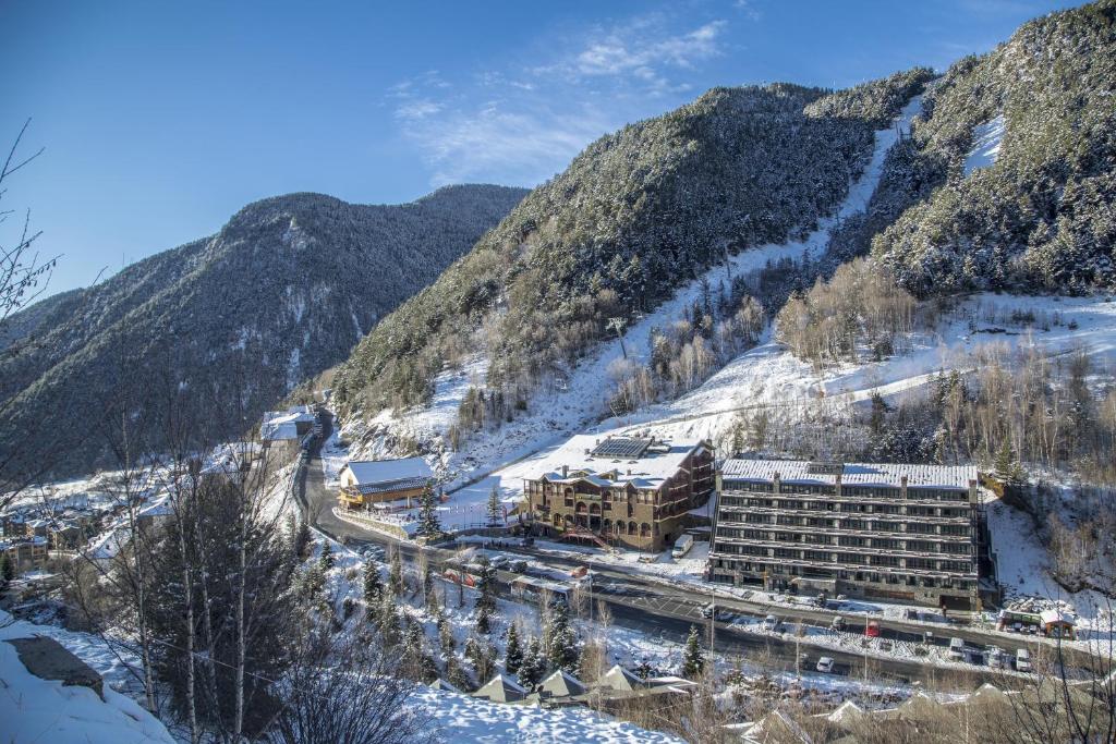Nespecifikovaný výhled na hory nebo výhled na hory při pohledu z hotelu