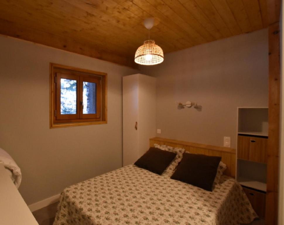 Łóżko lub łóżka w pokoju w obiekcie Chalet de montagne