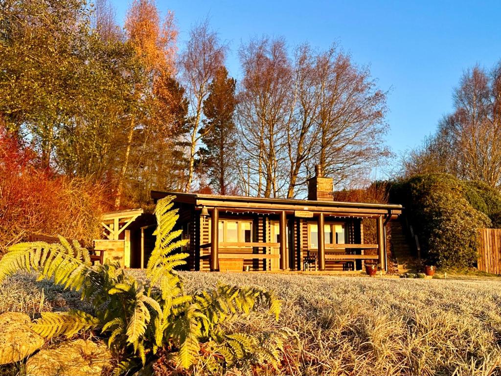 uma casa no meio de um campo em Whitemoor Lodge em Barnoldswick