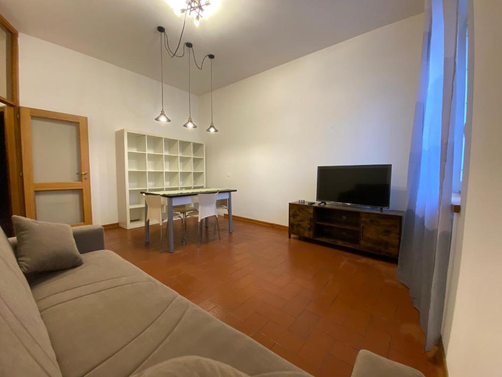 een woonkamer met een bank en een tafel bij Les Tres Chic in Cesena