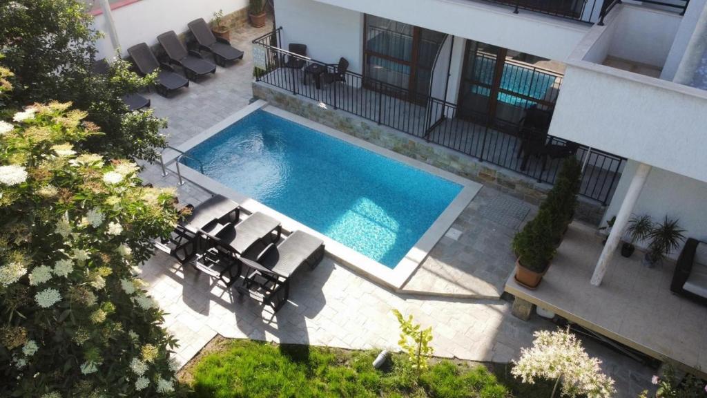 una vista dall'alto di una piscina accanto a un edificio di Апартамент "Вила Аква" a Burgas