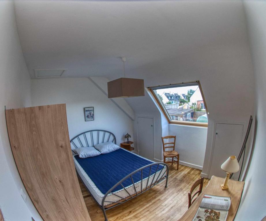 1 dormitorio con 1 cama en una habitación pequeña en Appartement neuf proche de la mer en Beaussais sur Mer