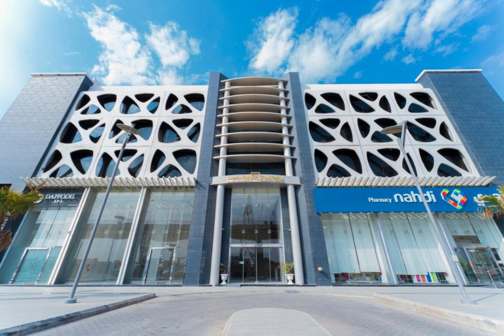 un edificio en una ciudad con un cielo azul en Riyadha Home Apartment, en Riad