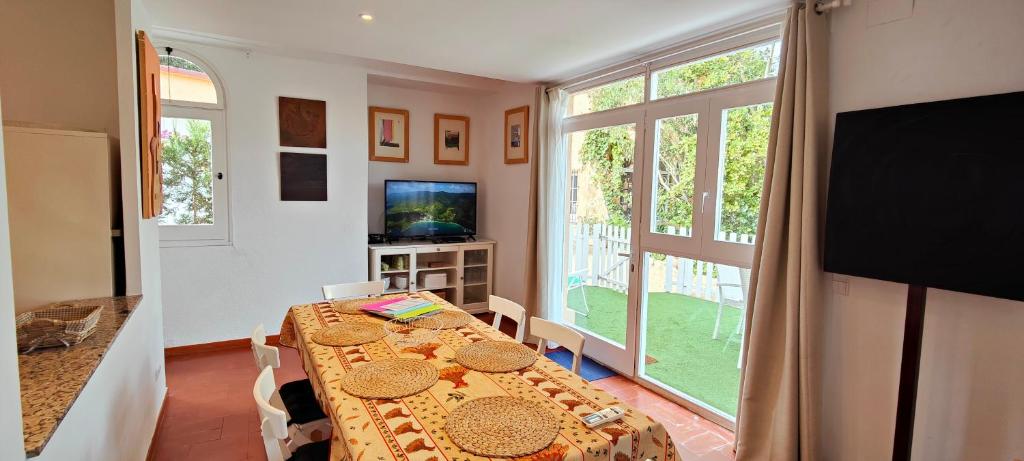 Televízia a/alebo spoločenská miestnosť v ubytovaní Casa con jardín a 40 metros de la playa. VR.