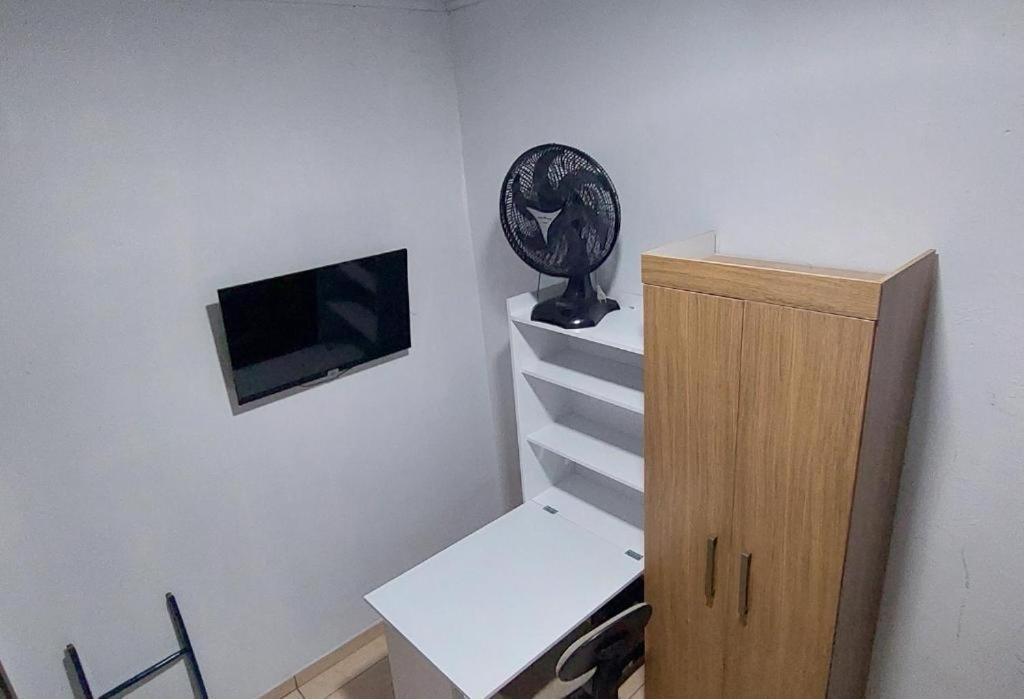 TV a/nebo společenská místnost v ubytování Quarto Deluxe em Foz piscina wifi estacionamento cozinha E AR