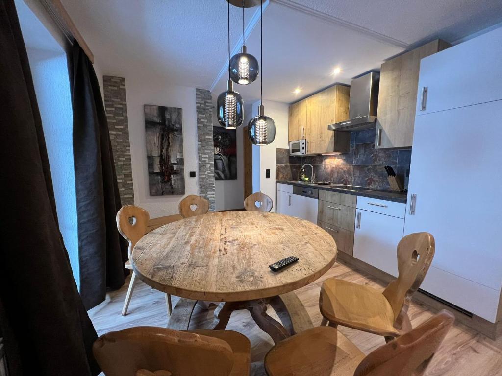 eine Küche mit einem Tisch und Stühlen im Zimmer in der Unterkunft Haus Eder Steiner in Saalbach-Hinterglemm