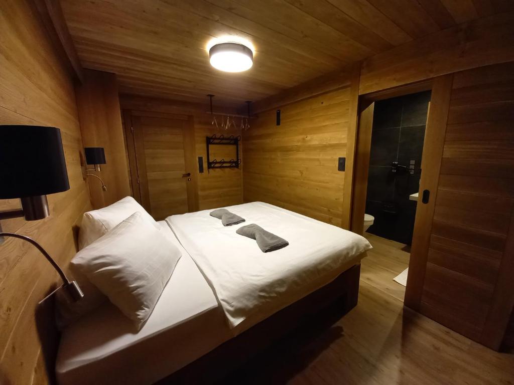 Ένα ή περισσότερα κρεβάτια σε δωμάτιο στο Dvořákova Bouda