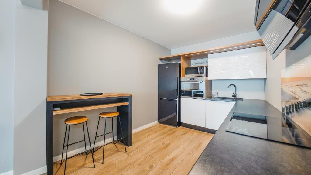 Kuchyňa alebo kuchynka v ubytovaní Apartament Złota Perła z parkingiem 16 E Perłowa Przystań - Holiday City