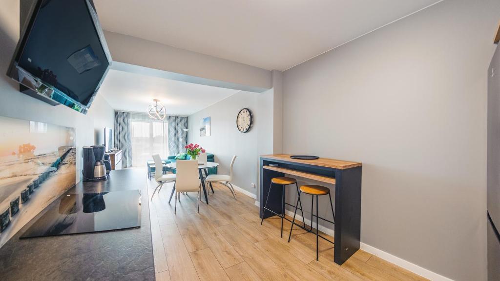Televízia a/alebo spoločenská miestnosť v ubytovaní Apartament Złota Perła z parkingiem 16 E Perłowa Przystań - Holiday City