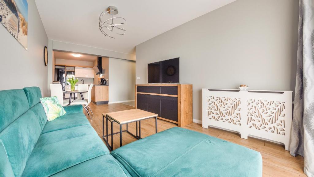 Televízia a/alebo spoločenská miestnosť v ubytovaní Apartament Złota Perła z parkingiem 16 E Perłowa Przystań - Holiday City