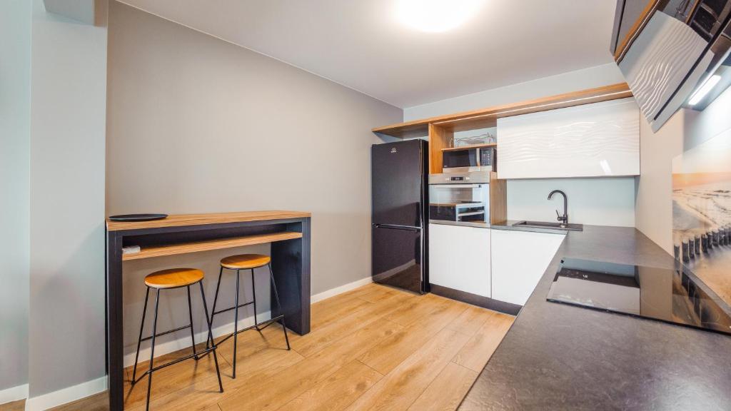 Kuchyňa alebo kuchynka v ubytovaní Apartament Złota Perła z parkingiem 16 E Perłowa Przystań - Holiday City