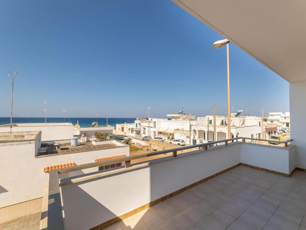 Elle comprend un balcon offrant une vue sur l'océan. dans l'établissement Spacious holiday home in Marina di Mancaversa with terrace, à Marina di Mancaversa