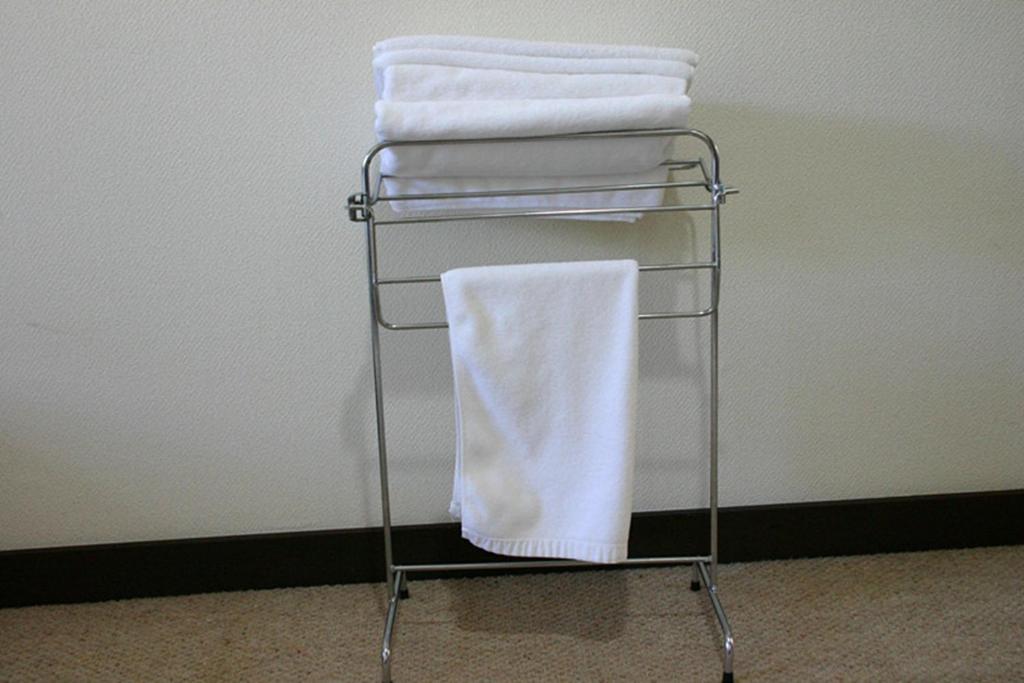 - un porte-serviettes blanc dans l'établissement Pension Marieペンションマリエ, à Yamanakako