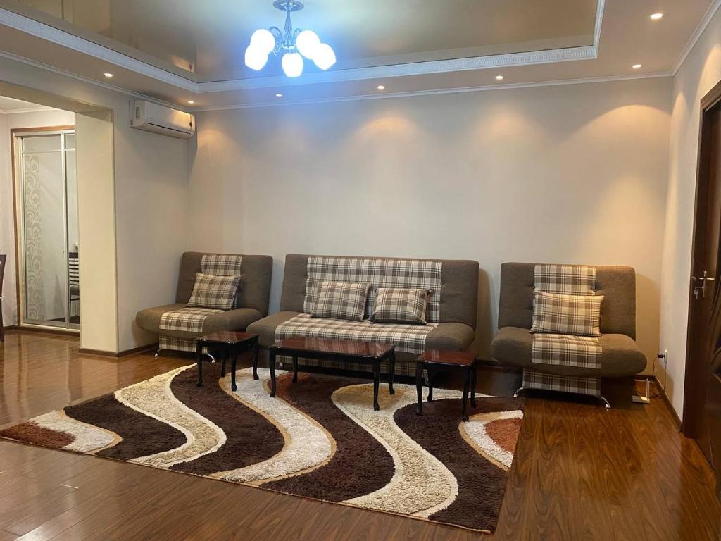 uma sala de estar com dois sofás e um tapete em Comfortable 2 rooms apt in Centre of Tashkent city em Tashkent