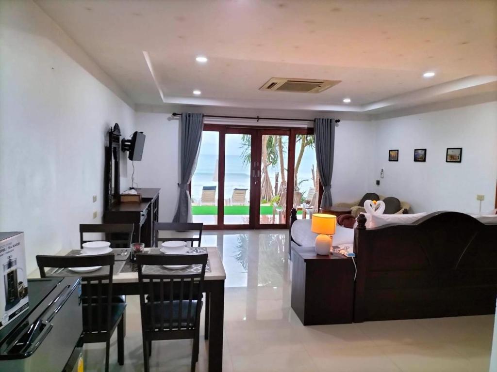 TV a/nebo společenská místnost v ubytování Beach Home Lanta