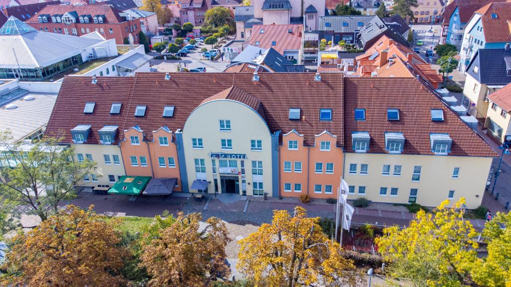 une vue aérienne sur une ville avec des bâtiments dans l'établissement Taste Hotel Hockenheim, à Hockenheim