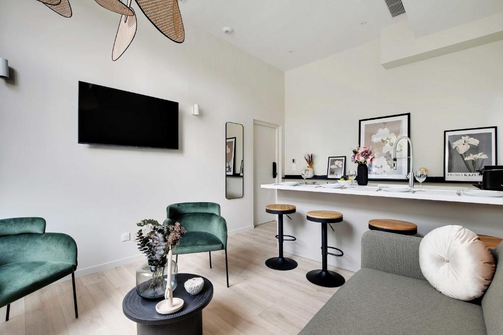 sala de estar con sofá, sillas y barra en Luxurious apartment - 2BR-6P - Javel-Tour Eiffel, en París