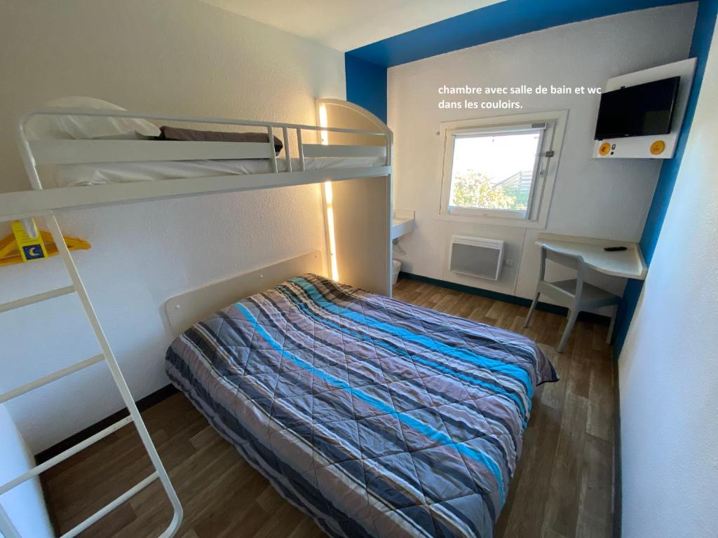 カルカソンヌにあるHotel Class'Eco Carcassonneの二段ベッド2台、デスクが備わる小さな客室です。