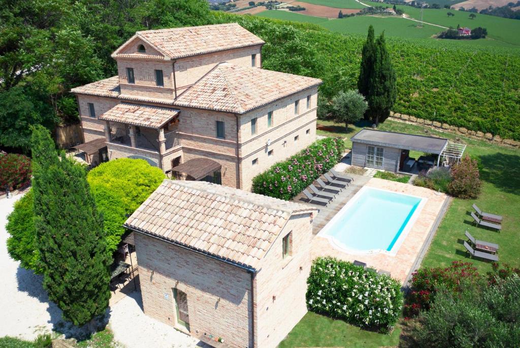 an aerial view of a house with a swimming pool at La Vita Nuova in Morro dʼAlba