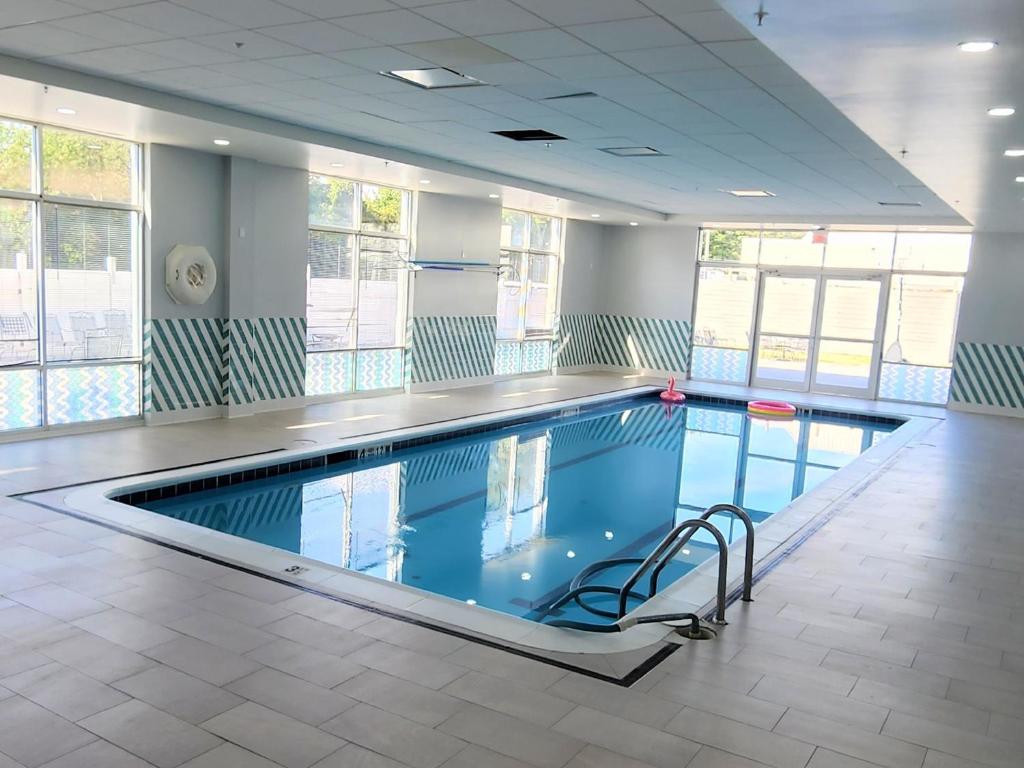 a large swimming pool in a large building at Holiday Inn - Piscataway - Somerset, an IHG Hotel in Piscataway