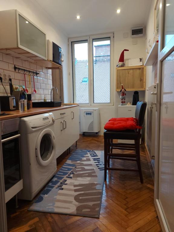 a kitchen with a washer and a washing machine at Casa Del Hodos in Budapest