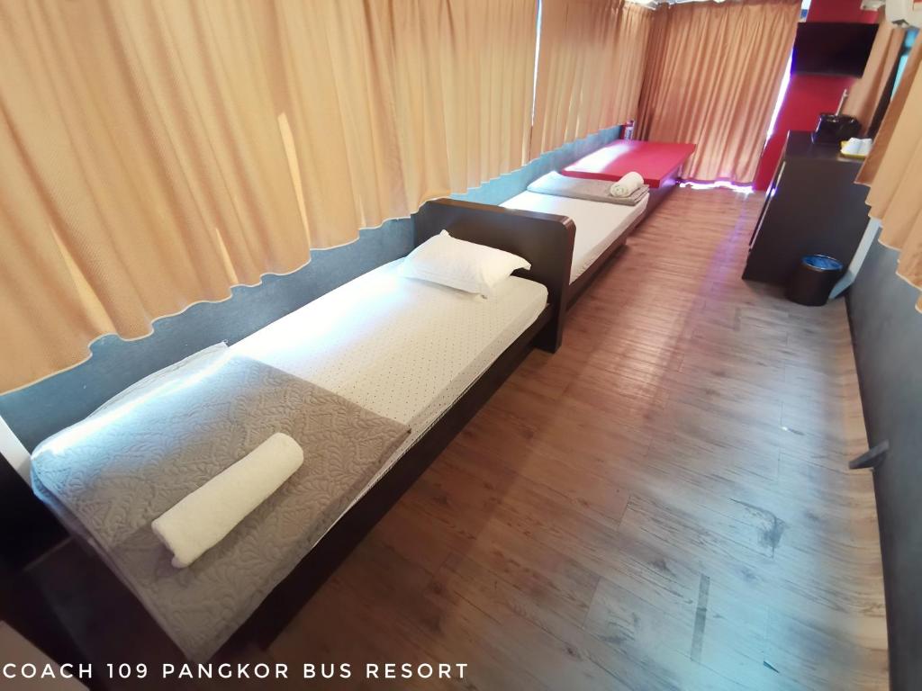 Postel nebo postele na pokoji v ubytování Pangkor Bus Resort by BESLA