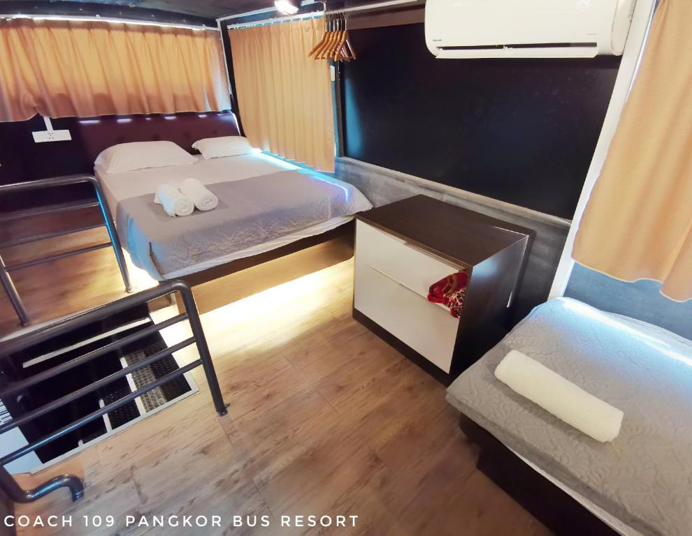 Postel nebo postele na pokoji v ubytování Pangkor Bus Resort by BESLA