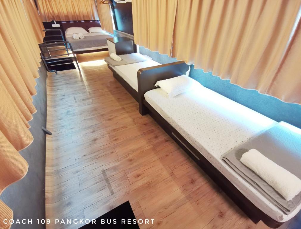 Postel nebo postele na pokoji v ubytování Pangkor Bus Resort by BESLA