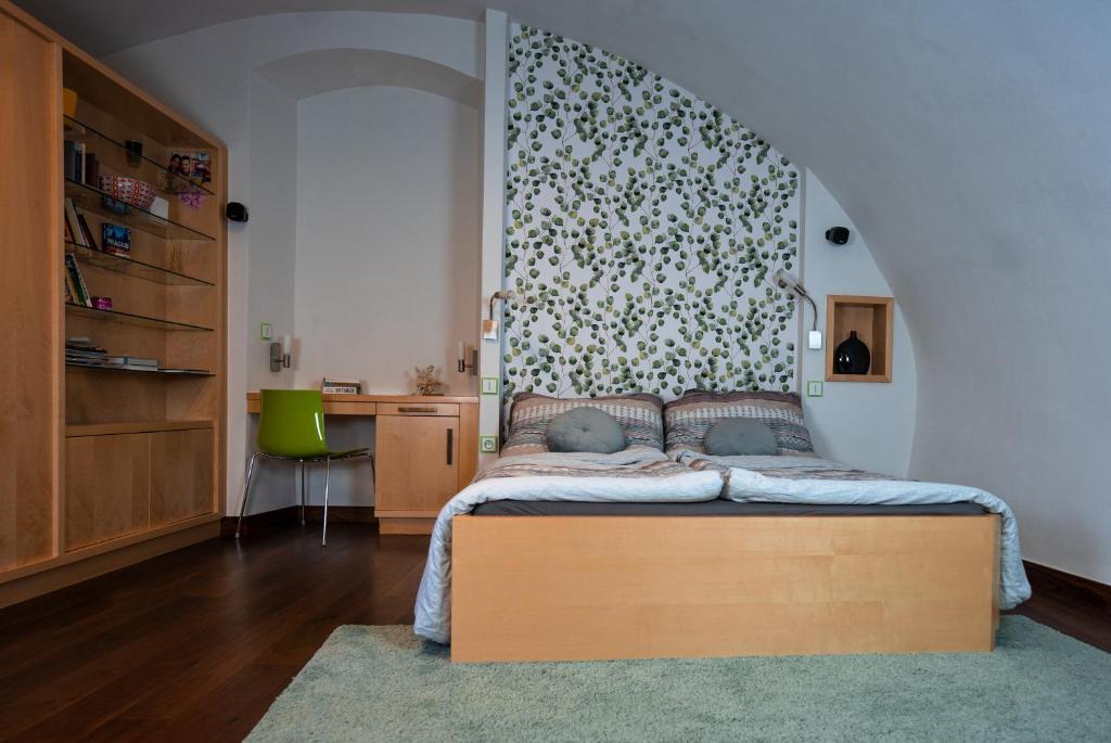 プラハにあるApartment Trzisteのベッドルーム1室(ベッド1台、ヘッドボード付)