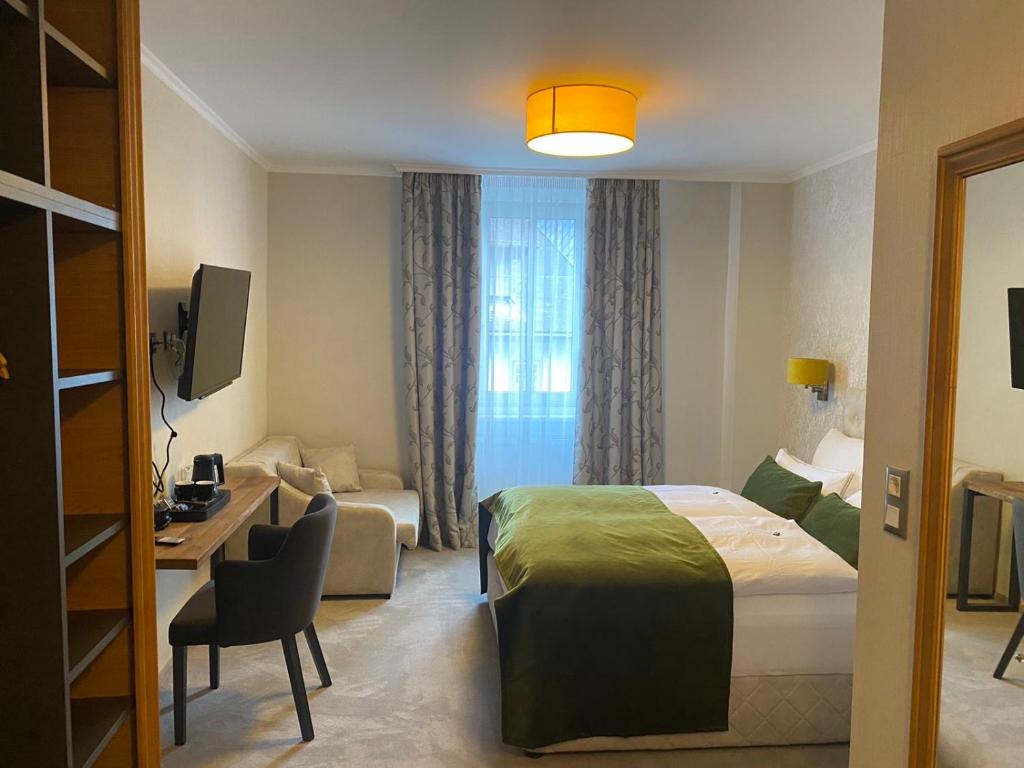 Rúm í herbergi á Hotel Radetzky