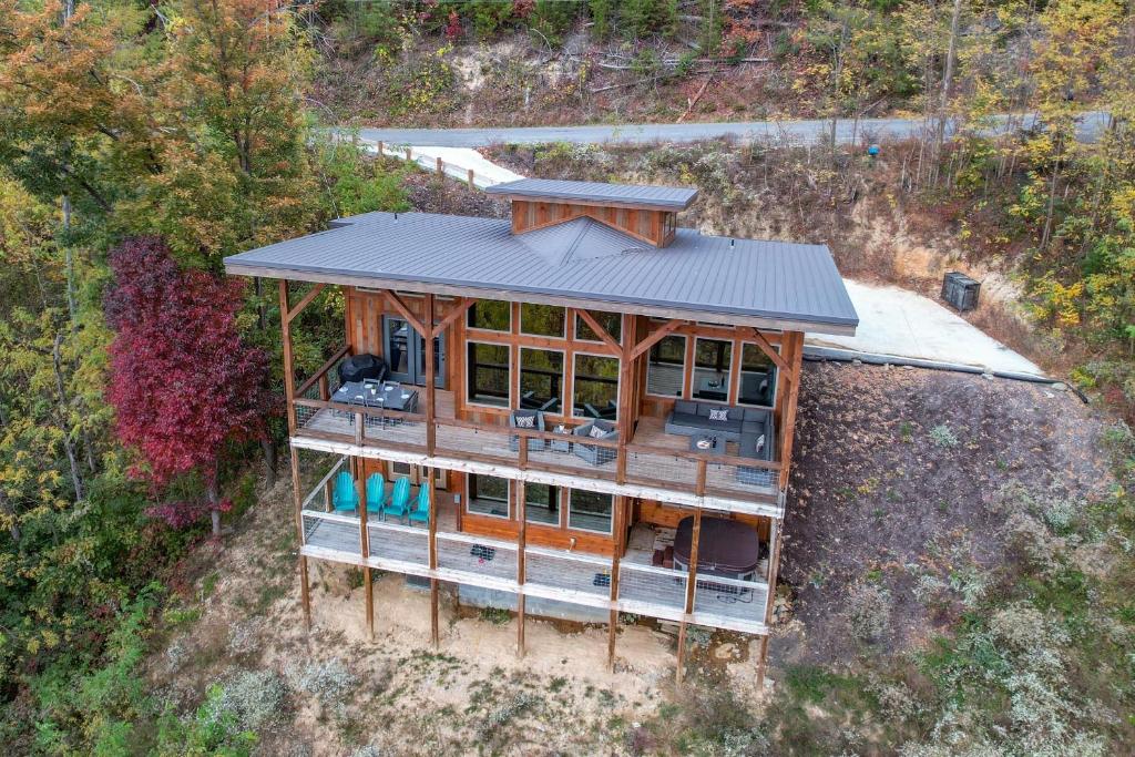 The Overlook - '21 Cabin - Gorgeous Unobstructed Views - Fire Pit Table - GameRm - HotTub - Xbox - Lots of Bears - Chalet