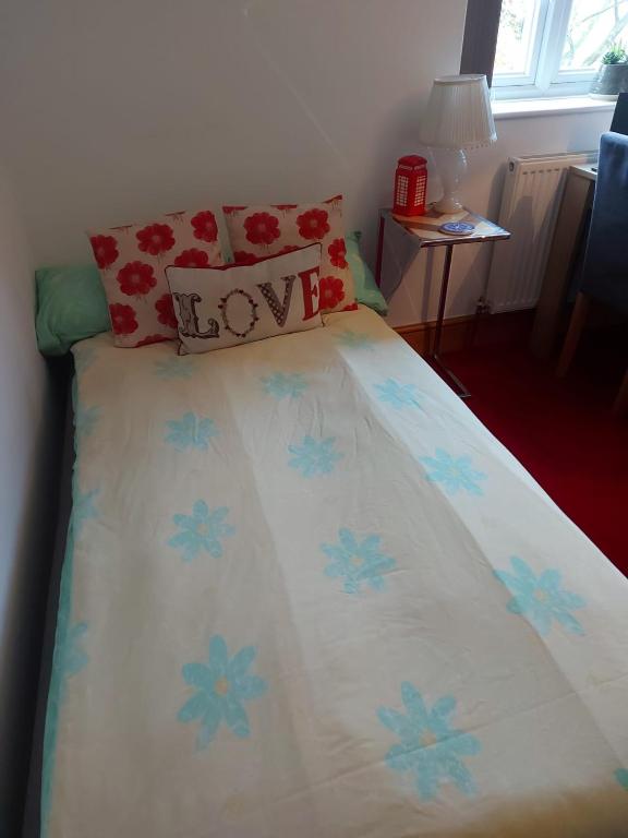 Postel nebo postele na pokoji v ubytování Minutes from Lyme Regis Self-Catering Suite with Stunning Countryside Views & Double Bath