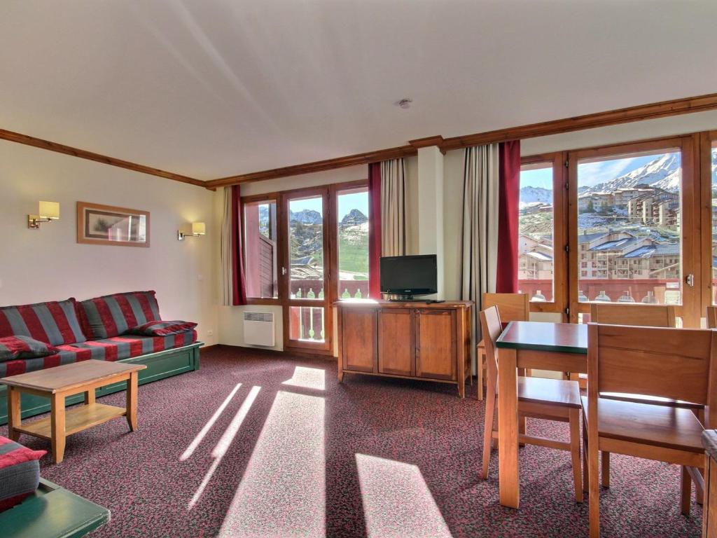 un salon avec un canapé et une télévision dans l'établissement Grand 3 pièces spacieux, dernier étage, au pied des pistes, animaux admis - FR-1-455-204, à La Plagne Tarentaise