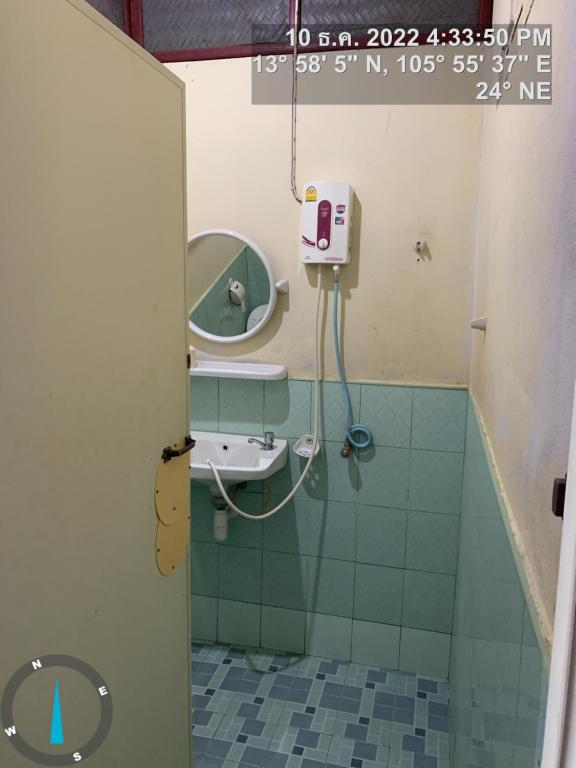 a bathroom with a sink and a mirror at Pa Kha Guesthouse in Muang Không