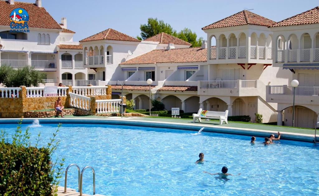 - un groupe de personnes dans la piscine d'un complexe dans l'établissement Residencial Al Andalus Casa Azahar, à Alcossebre