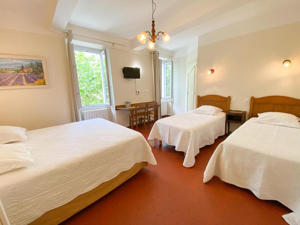 Postel nebo postele na pokoji v ubytování Logis Grand Hotel Bain