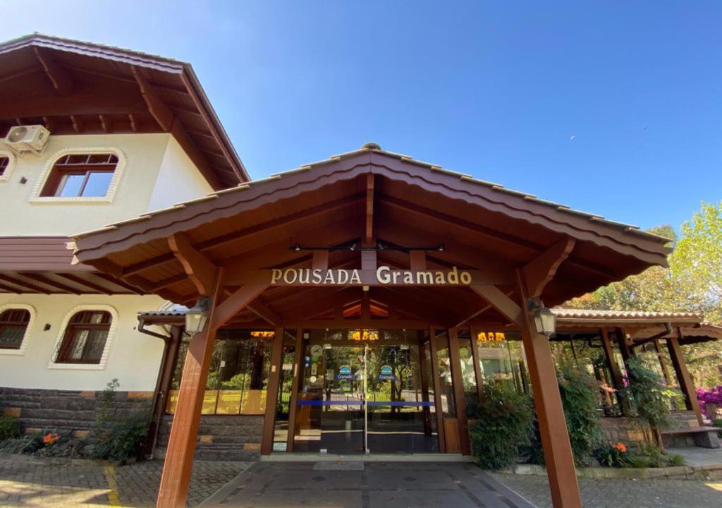 uma entrada para um edifício pueblo granada em Pousada Gramado em Gramado